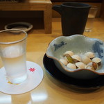 Sushi Harumasa - 焼ぎんなん ＆ 冷酒（あたごのまつ 純米吟醸 ひやおろし）