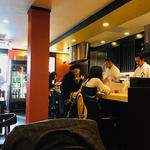 和食と串揚げ 六角亭 - お昼時は多くの客で賑わう！