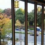 虎屋菓寮 - ガラス張りのデザイン