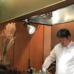 レストラン ラリューム - 進藤シェフ　料理に集中してます