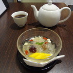 カエルのコラーゲンと白キクラゲの香港風スープデザート