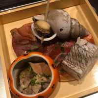 あわび日本料理 錦りゅう - 巨大バイ貝、あん肝、太刀魚の押し寿司