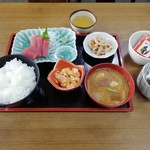 富士岡 - 日替さしみ定食　680円。豚汁が美味しかった。