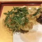 天ぷら 鈴 - 椎茸と人参の葉のかき揚げ