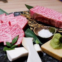 近江うし 焼肉 にくTATSU 青山本店 - 左:シンシン 2200円   右:極上イチボステーキ  2400円
                シンシンはこの日のオススメ肉。
                とろけるよ…お口の中でとろけるよ