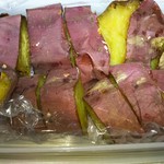 焼きいもOGURAYA - 食べやすいように切ってタッパーに入れました