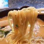 倶知安らーめん - 黄色い中細麺。すこし硬めでなかなかおいしいです。