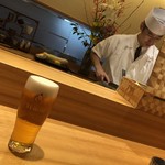 丸新 - 仕事中の熊倉さん。