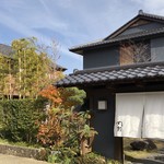 丸新 - かなり広い敷地。新しい和食を想像する館。