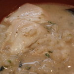 魚一 - 鯛茶漬け；胡麻味噌を出汁に混ぜた後のアップ