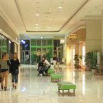 スターバックスコーヒー - スタバの角から、東方向　　奥の右が美容室