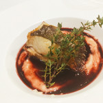 estY - ヒラメのポワレ、赤ワインソースはボジョレー