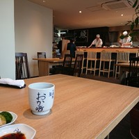 心斎橋 鮨 おか崎 - 広くて綺麗な店内です