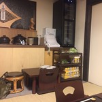 鳥田中 - お店に置ききれないストックやお酒も置いてありますから倉庫も兼ねていますが居心地は良いですよ 座椅子なんて普段使わないし