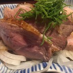 鳥田中 - 叩きは火入れだけも切りつけ方もお見事　モモ肉をじっくり咀嚼して楽しみます　添えられた柚子胡椒が良いアクセントです