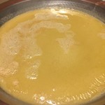 鳥田中 - 温度を少し上げただけで膜が張るほど濃厚な水炊きスープです