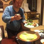 鳥田中 - 徐に鍋に具材を入れて行きます　先に鶏肉以外のものが入ります