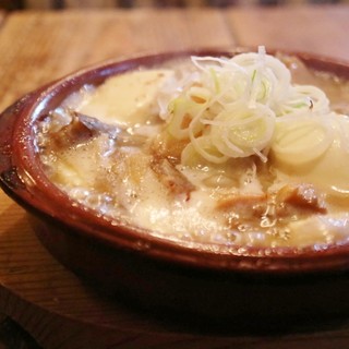 1番人気の“牛もつ煮”＆定番“鶏白レバー刺”＆魚料理に舌鼓。