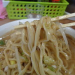 ラーメン二郎 - 固茹でに仕上げられた麺