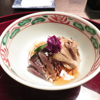 味吉兆 ぶんぶ庵 - 先付け　秋刀魚、舞茸、菊菜、榎茸の酢の物