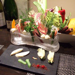 レストラン バカール - 日本各地から取り寄せた有機野菜と能登産ズワイ蟹とカニミソのバーニャカウダ