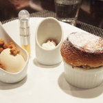 レストラン バカール - 本日の温かいスフレ ベストマッチのアイスクリームを添えて(栗のスフレとアルマニャックのアイスクリーム)