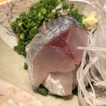 丸新 - 活き鯵の刺身。透き通るような身が綺麗でモチモチ。