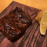 丸新 - お皿は珍しい木製。