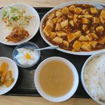 台湾料理 元祥 - ランチの麻婆豆腐定食。580円
            唐揚げ、生野菜、スープ(味噌汁)、漬け物(ザーサイ)、杏仁豆腐、ご飯(おかわり自由)が付く。あと、ドリンクがサービスで烏龍茶もらった