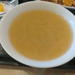 台湾料理 元祥 - 分かりにくいけど味噌汁
            分かりにくいけど具はワカメ
            出汁が薄めでイマイチだけど、前回までの超薄味中華スープよりずっと美味しい