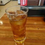 台湾料理 元祥 - ドリンクサービスでもらったアイス烏龍茶。
            ちと氷で薄まってますが、大きめのグラスにたっぷりで有り難い。
            他には、ホットコーヒーとアイス緑茶が選択可能