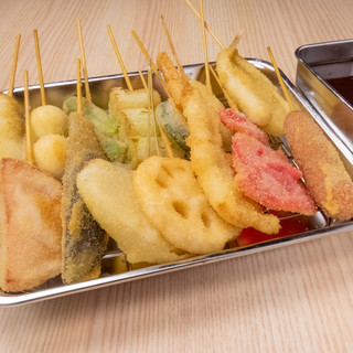 More than 40 types of kushikatsu with thin, crispy batter that make the most of the ingredients! ︎