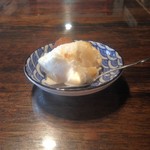 しゃんらん出石 - アイスクリームの紹興酒シロップかけ