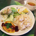 ゴービンダズ - 日替わりセット(1050円)の豆腐ハンバーグのロコモコ風、根菜ハーブ煮、おからサラダ、冬瓜とトマトのスープ