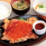 旬菜うちごはん 菜々家 - 唐辛子にクミンとガーリック、数種類のスパイスを加えたレッドスパイスをたっぷり使用。別添えの甘辛いソースで更に食欲ＵＰ。