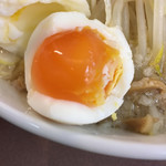 ハッスルラーメン ホンマ 錦糸町店 - 卵は固めの半熟