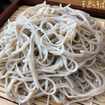 手打蕎麦 万江波良 - 天ぷらそば(1200円)とからみもちそば(950円)の大盛り(+200円)♪ 天ぷらそばは1日限定5食だって☆彡
            お蕎麦は細めでコシがあって風味もいいね〜！コレは中々に美味しい(〃^艸^)