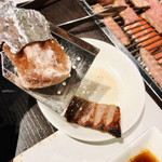 黒毛和牛 梅乃里 - 美味しいお塩をガリガリ♪