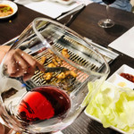 黒毛和牛 梅乃里 - ワイングラス越しに
      のりちゃんの手