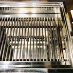 黒毛和牛 梅乃里 - コレで焼いていきます！パイプの中には熱湯が…！！
      これなら焦げる心配無し！！！！！