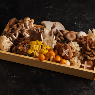 希少食材も含まれる数十種類の山盛りきのこ『万福きのこコース』