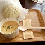カフェハイビスカス - 福福（フーフー）豚まんとスープのセット（クラムチャウダー）