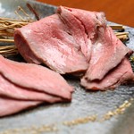 国産和牛の『「てつ」さんオススメ 肉刺し』は低温調理でおいしさを凝縮