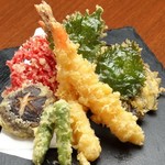 基本の海老天や野菜天のほか、変わり天ぷらも楽しみな『天ぷら盛り合わせ 五種』
