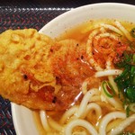 驛麺家 - 天玉うどん には少々七味をかけて食べると…。美味しいです!(^^)! (2018.11.30)