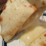 グルガオン - クルチャの切れ目からチーズが溢れる！