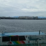 ととすけ - 窓際のテーブル席からは清水港が展望できます。