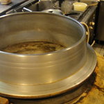 スープ釜の中を覗いてみました。