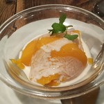 グルガオン - デザートはマンゴープリン。マンゴーの濃厚な甘味のプリンに生クリームがトロ～(*￣∇￣)ノ