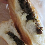 パン工房 こむぎ堂 - 五穀のブラックカレーおやき、カット